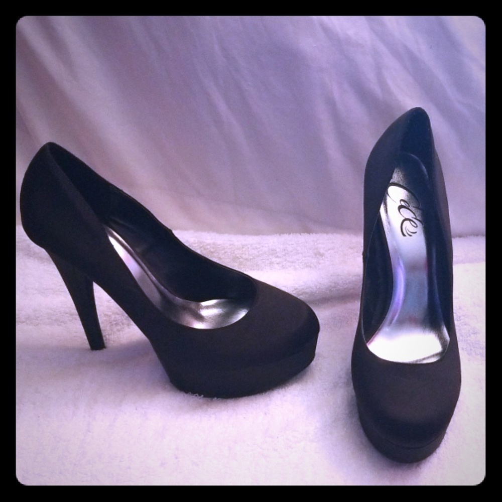 Black pumps
